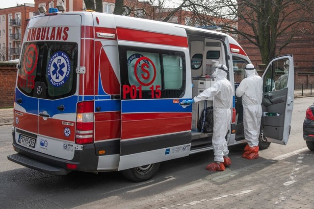 26.03.2020 poznan lg koronawirus karetka lekarz. glos wielkopolski. fot. lukasz gdak/polska press