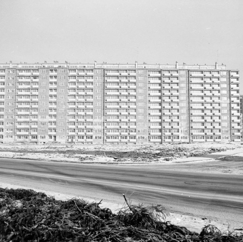 Deskowiec na osiedlu Chabrów w Opolu. Rok 1973.