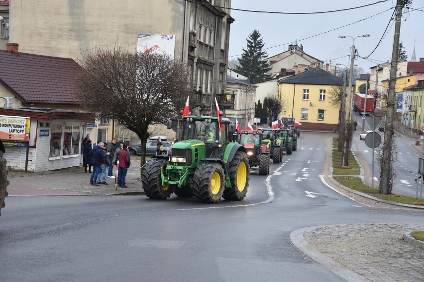 Tak wyglądał strajk rolników w Rypinie. Przejazd traktorów i sprawa ROTR-u na transparentach [ZDJĘCIA, WIDEO]