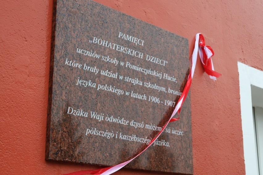 W Pomieczyńskiej Hucie zawisła tablica ku pamięci strajków szkolnych na Kaszubach