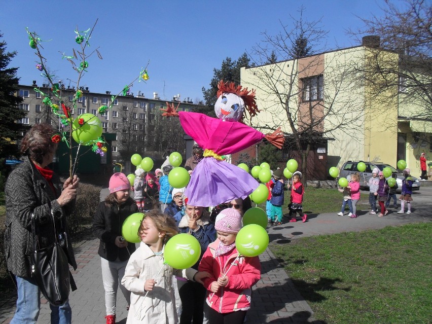 Oświęcim. Topili Marzannę w Sole. Przedszkolaki z "18" chcą przyciągnąć wiosnę