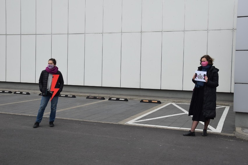 Protest kobiet w Kaliszu. Uczestnicy stali z transparentami...