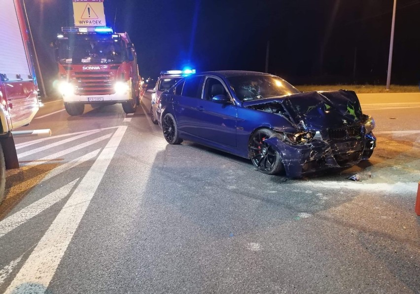 Pogórska Wola. Wypadek hondy i bmw to skutek wyścigu na DK 94? Cztery osoby w szpitalu, droga była całkowicie zablokowana [ZDJĘCIA]