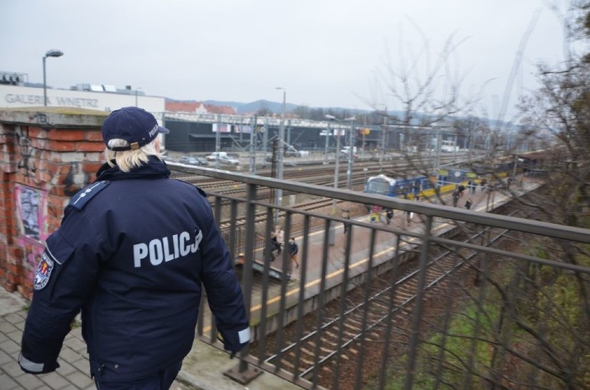  Policja ze streetworkerami w Gdańsku patroluje miejsca, gdzie przebywają bezdomni [zdjęcia]