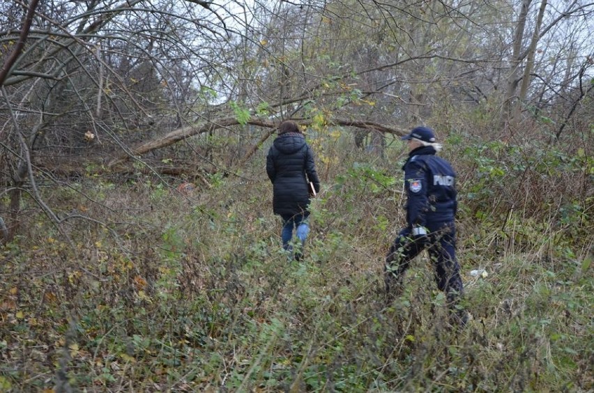  Policja ze streetworkerami w Gdańsku patroluje miejsca, gdzie przebywają bezdomni [zdjęcia]