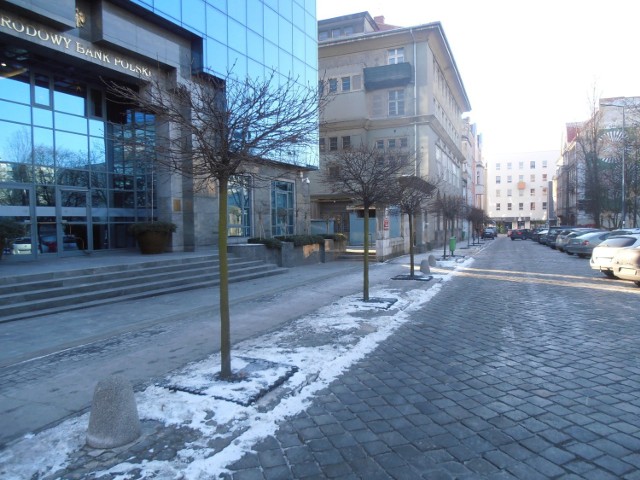 Zimą kraty odsalające można było zobaczyć w Opolu m.in. na ul. Damrota.