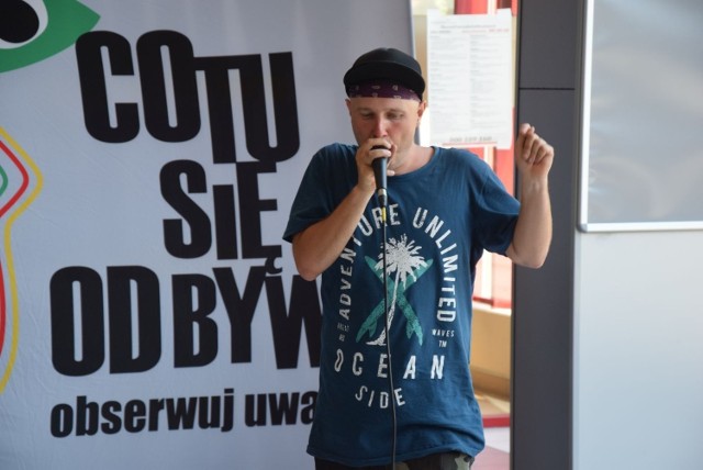 Co się tu odbywa, czyli spontaniczny koncert na stacji Zielona Góra Główna, w wykonaniu beatboxera Jakuba Zgasa Żmijowskiego