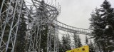 Rollercoaster w Ciężkowicach? Nie! To budowa ścieżki w koronach drzew. Potężne, stalowe konstrukcje stawiane są w lesie na Rakutowej