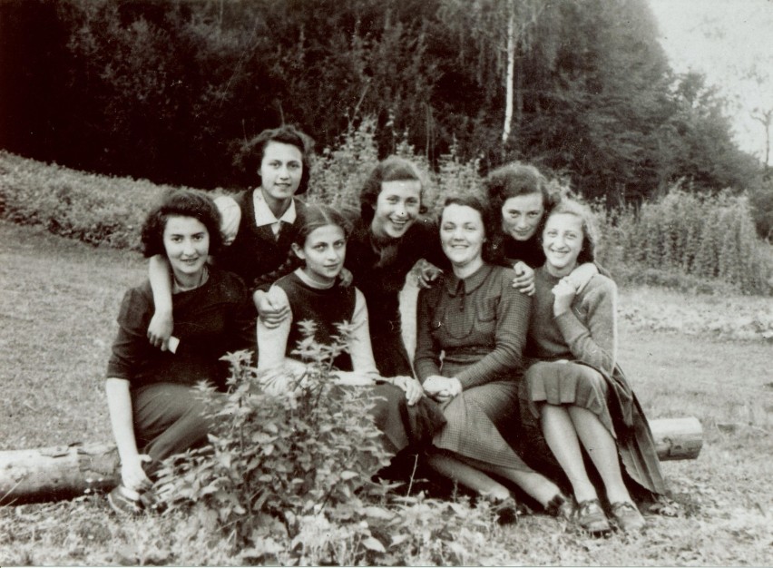 Grupa dziewczyn żydowskich z Beit Yaakov. Wojnę przeżyła...