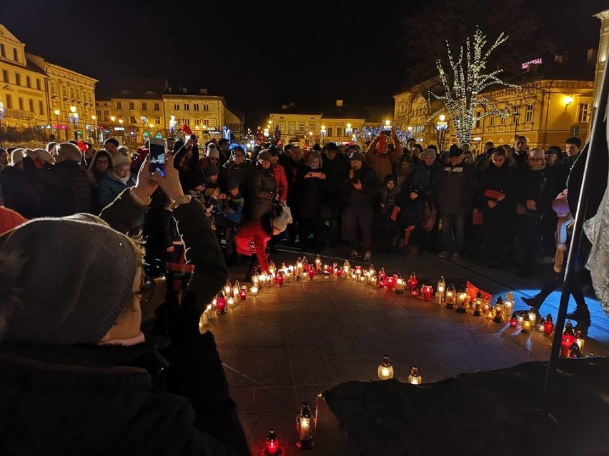 Wadowice. W milczeniu ułożyli serce ze zniczy i czerwonych karteczek