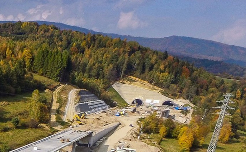 Obok Węgierskiej Górki powstaje najdłuższy tunel drogowy w woj. śląskim! Drogowcy zaraz się przebiją - oto zdjęcia z budowy S1
