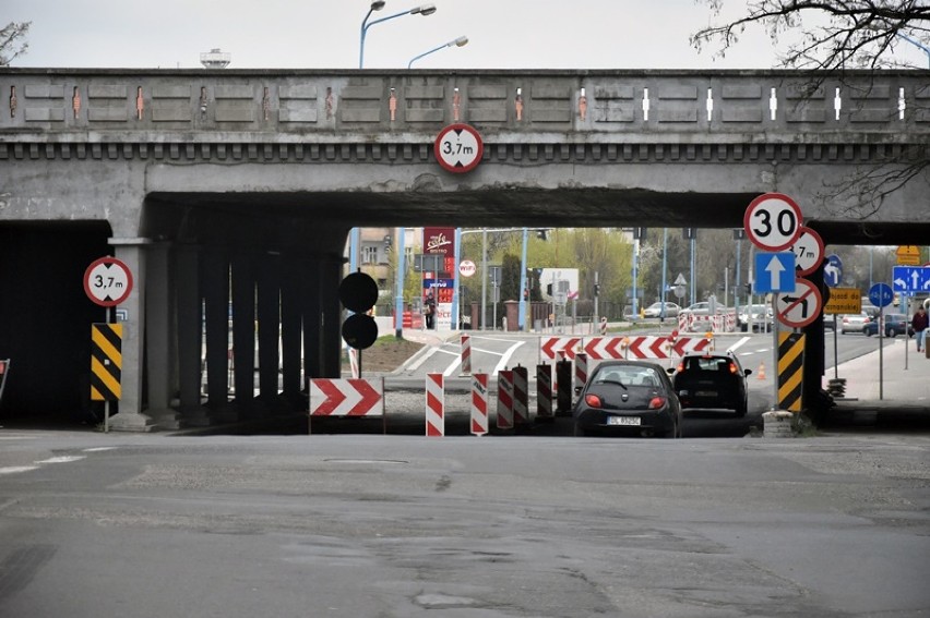 Legnica: Znaki niewiele mają tu wspólnego z rzeczywistością... [ZDJĘCIA]