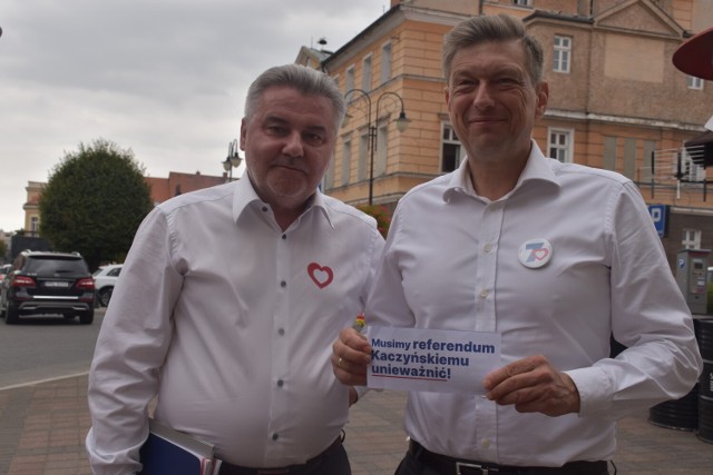 Przedstawiciele Koalicji Obywatelskiej: senator Janusz Pęcherz i poseł Mariusz Witczak odwiedzili Pleszew. Podczas konferencji prasowej mówili o pakcie senackim, aferze wizowej i referendum