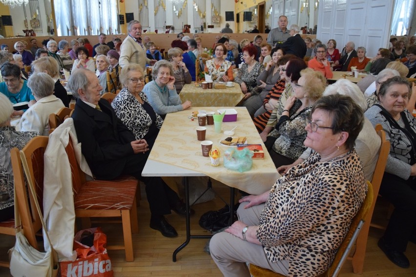 Stargardzcy emeryci świętowali Dzień Kobiet w Domu Kultury Kolejarza [zdjęcia, wideo]