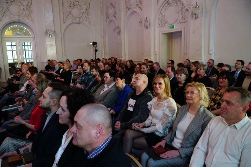 Poznaj laureatów Plebiscytu Edukacyjnego ->