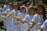 Boże Ciało w parafii Narodzenia NMP w Bełchatowie. Tłumy w procesji ulicami miasta FOTO, VIDEO