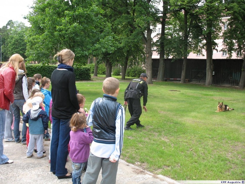 Policjanci z Augustowa na festynie w liceum [zdjęcia]