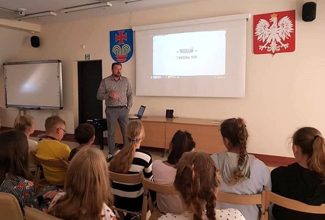 Lekcja historii prowadzona przez Łukasza Kazka dla uczniów Szkoły Podstawowej w Starych Bogaczowicach