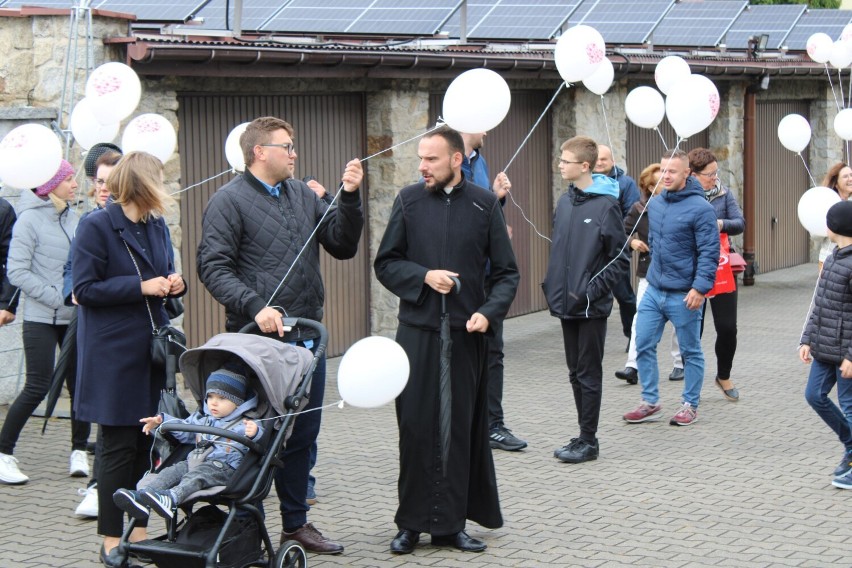 Marsz dla Życia i Rodziny 2022 w Wieluniu. Radosny pochód z kościoła Św. Stanisława na fundamenty fary ZDJĘCIA