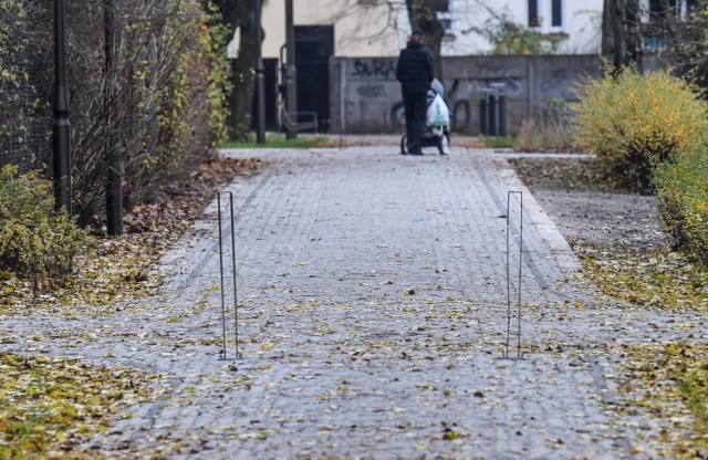 - Rozumiem intencję postawienia tych konstrukcji, ale trzeba je zabezpieczyć - mówi Nowak.