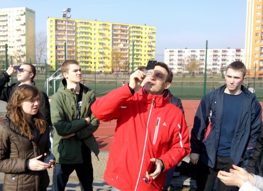 Uczniowie Gimnazjum nr 7 we Włocławku obserwowali i badali zaćmienie Słońca.