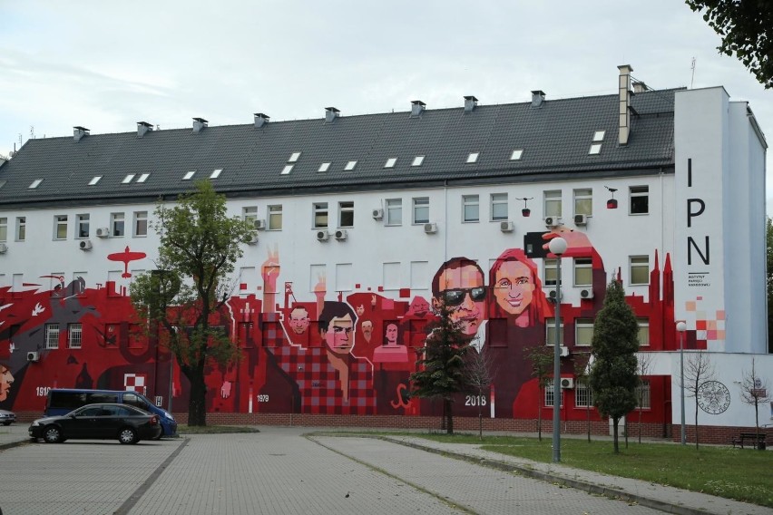Mural historyczny #PokoleniaNiepodległej, powstał na budynku...