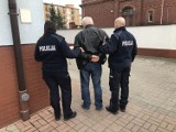 Pijany kierowca, który potrącił policjanta w miejscowości Występ, usłyszał zarzuty i siedzi w policyjnym areszcie