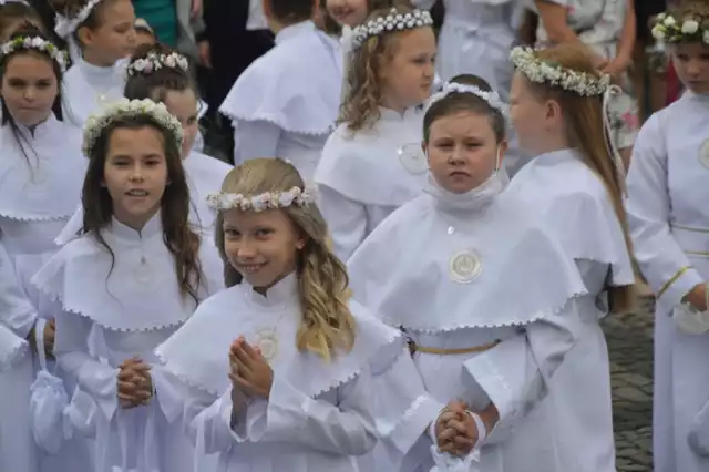 Pierwszą Komunię Świętą w zduńskowolskiej bazylice przyjęło blisko 60 dzieci ze szkół podstawowych nr 11 i 12 w Zduńskiej Woli