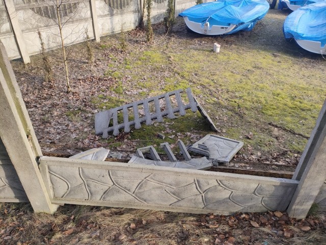 Chuligani w ostatnim tygodniu zniszczyli ogrodzenie bazy noclegowej i wypoczynkowej Centrum Sportu i Rekreacji w Sępólnie oraz urządzenia na Placu Przyjaźni.