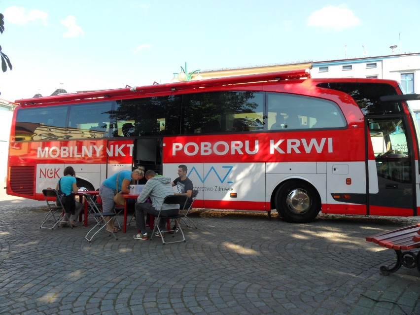 Ambulans RCKiK w Katowicach czeka na lublinieckim rynku 