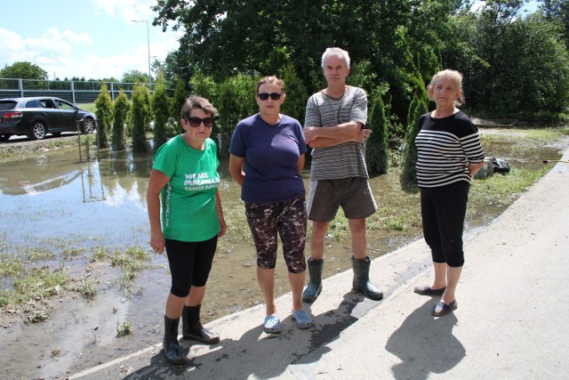 Mieszkańcy nie kryją, że czują się rozgoryczeni. Zastanawiają się co zrobić. - Chodzi nam o to, żeby został poprawiony ten błąd projektowy, który uniemożliwia spływ wody z tego terenu. Obawiamy się, że nie da się tutaj żyć – podsumowuje Krystyna Pankiewicz.