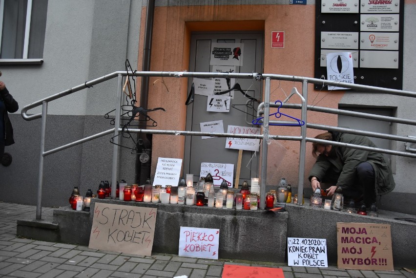 "Piekło kobiet" pod siedzibą PiS w Chrzanowie. Protestowano przeciwko zaostrzeniu przepisów prawa aborcyjnego [ZDJĘCIA, WIDEO]