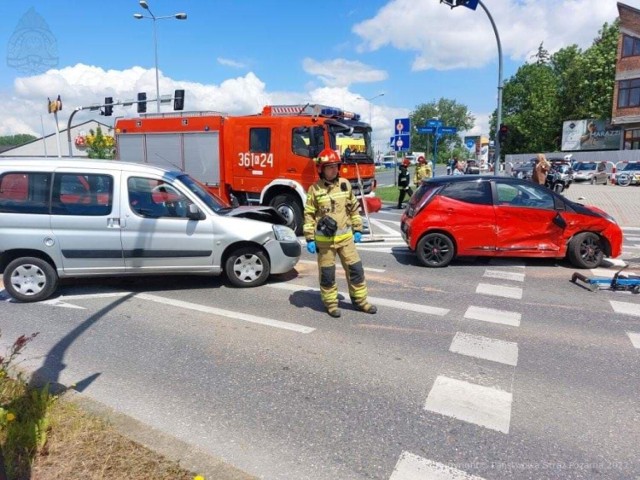 Kolizja na skrzyżowaniu: Krakowska-Koszycka-Czerwona. Zderzyły się dwa samochody osobowe
