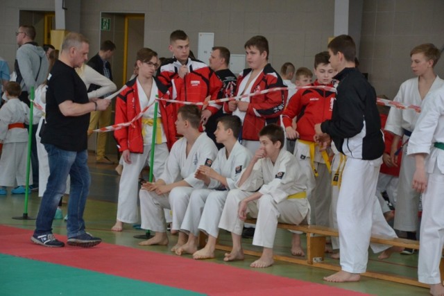 W sobotę odbył się w Lipnie Ogólnopolski Turniej Karate Kyokushin, zorganizowany przez Lipnowski Klub Kyokushin Karate. Wzięło w nim udział 190 zawodników z całej Polski. 

Reprezentanci gospodarzy uplasowali się drużynowo na trzecim miejscu, zdobywając 11 medali. Więcej we wtorek w „Tygodniku Lipnowskim”.