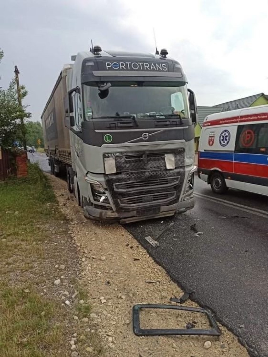 Kierowca volkswagena nie przeżył zderzenia z ciężarówką.
