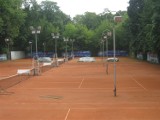 Niszczejące korty tenisowe w Parku Skaryszewskim nie będą już straszyć. Zakończono przetarg na 10-letnią dzierżawę terenu