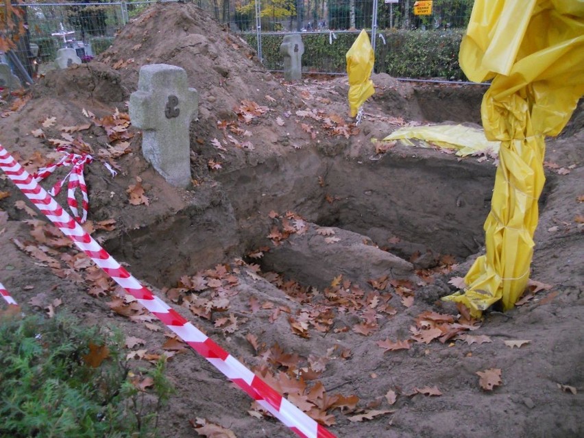 Czytaj również: Na cmentarzu Osobowickim ekshumują szczątki...