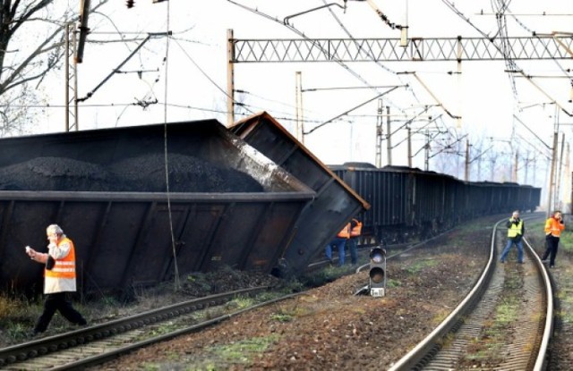 Zniszczenia torów po wykolejeniu pociągu na trasie Szczecin - ...