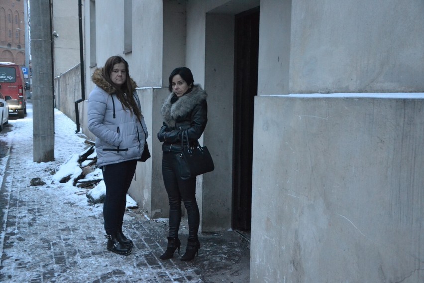 Karolina i Monika przy kamienicy na Rapackiego w Lipnie.