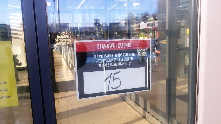 Kolejki przed marketami w Rybniku. Pilnują limitów osób w sklepie. Kolejki nawet w "godzinach dla seniorów"