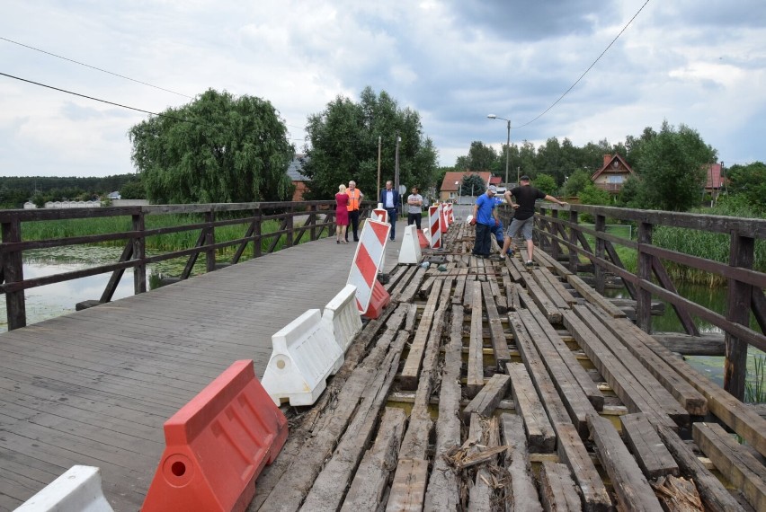 Most pomiędzy miejscowościami Tatarki i Uście. Jest w...