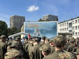 Wyjątkowy mural „Matki Sybiraczki” odsłonięty. W uroczystości wzięły udział setki sądeckich uczniów