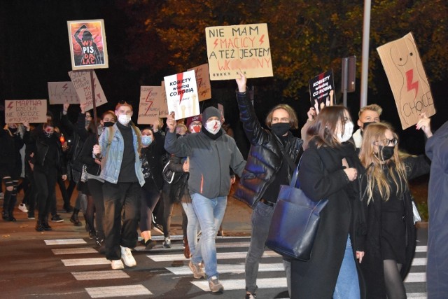 Strajk kobiet w  Śremie. Setki protestujących spacerem przeszło przez miasto