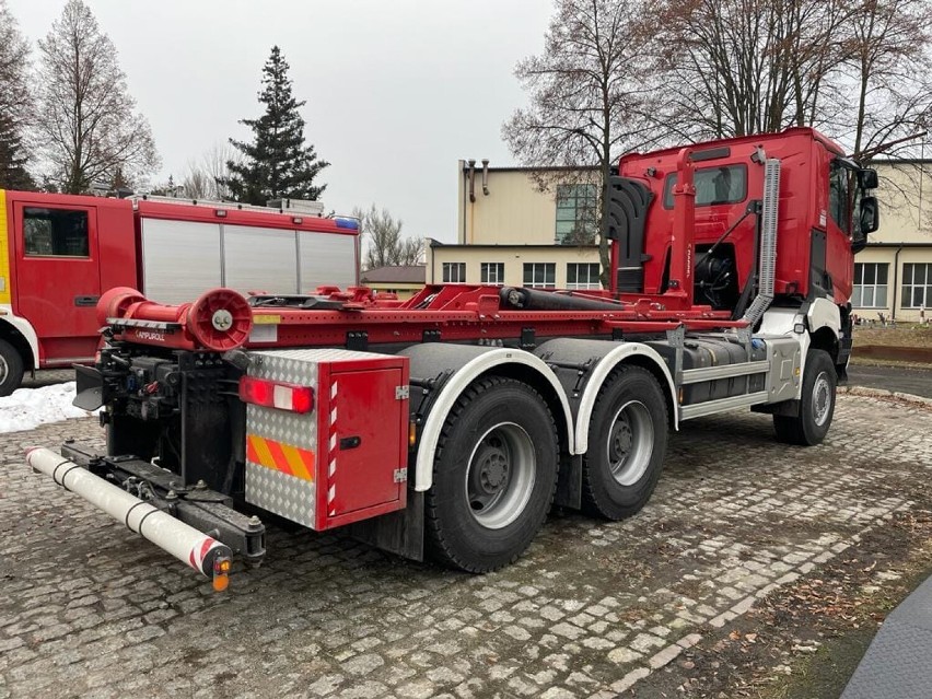 Nowe pojazdy dla strażaków z PSP w Stargardzie. 40-metrowy wysięgnik i  ciężki nośnik kontenerowy