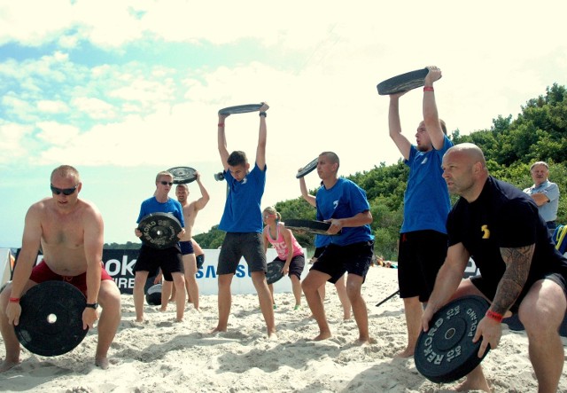 Miłośnicy aktywnego spędzania czasu, którzy w ten weekend odwiedzą plażę w Manufakturze mogą liczyć na wiele sportowych propozycji od trenerów Reebok Fitness Heroes. Na tych, którzy nie boją się wysiłku i marzą o żelaznych mięśniach czekać będzie sprzęt do treningu CrossFit. Inni mogą spróbować sił w jodze albo zajęciach dance. Aktywności na złotym piasku odbędą się w sobotę (24.08).
Uczestnicy zajęć sportowych będą mogli sprawdzić swoją formę, ale też zgłosić się do konkursu i zostać bohaterami fitness. By wziąć udział w konkursie wystarczy podzielić się swoją historią i opowiedzieć, jak fitness zmienia życie. Nie muszą to być osoby najsilniejsze czy najsprawniejsze, ale ludzie, którzy żyją z pasją, są inspiracją dla innych. Być może ktoś dzięki treningom wpłynął na postawy innych? Może ktoś znalazł ciekawe miejsce treningów i stworzył wokół niego społeczność pasjonatów? Swoją historię można zgłosić do konkursu podczas imprezy albo za pomocą aplikacji na profilu Facebook organizatora. Co miesiąc najciekawsze historie zamieszczane są na profilu, a jego użytkownicy wybierają te najbardziej inspirujące. W wielkim finale akcji zostanie wyłonionych troje bohaterów – po jednym z każdej dyscypliny.
Reebok Fitness Heroes powered by Samsung to mobilny klub fitness, który od maja do września odwiedza polskie miasta i promuje różne dyscypliny fitness.

Więcej o Reebok Fitness Heroes w Manufakturze