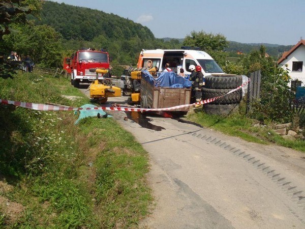 Tragiczny wypadek Wola Kosnowa: nie żyje mężczyzna przygnieciony przez ciągnik [ZDJĘCIA]