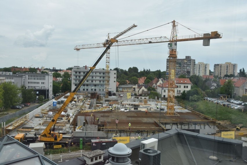 Mikrobusy jeździłyby z budowanego właśnie parkingu...