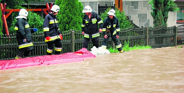 W Woźnikach w powiecie wadowickim drogi zamieniły się w rwące potoki. Straż przez wiele godzin walczyła, by opanować żywioł