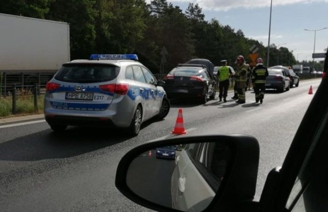 O kolizji poinformowali nas Czytelnicy. Do zderzenia samochodów doszło w piątek, 28 czerwca, na pasach w kierunku ronda Rady Europy.

Po godz. 8.00 na Trasie Północnej zderzyły się mazda i renault. Do zdarzenia doszło na pasach w kierunku ronda Rady Europy. Nikomu nic się nie stało. To tylko kolizja. Na miejscu są wozy straży pożarnej. Wezwano też policję.

Na trasie utworzył się już duży korek, który ciągnie się od salonu citroena aż do straży pożarnej.

WIDEO: Wypadki w czasie wakacji. Policja stworzyła aktualizowaną mapę
