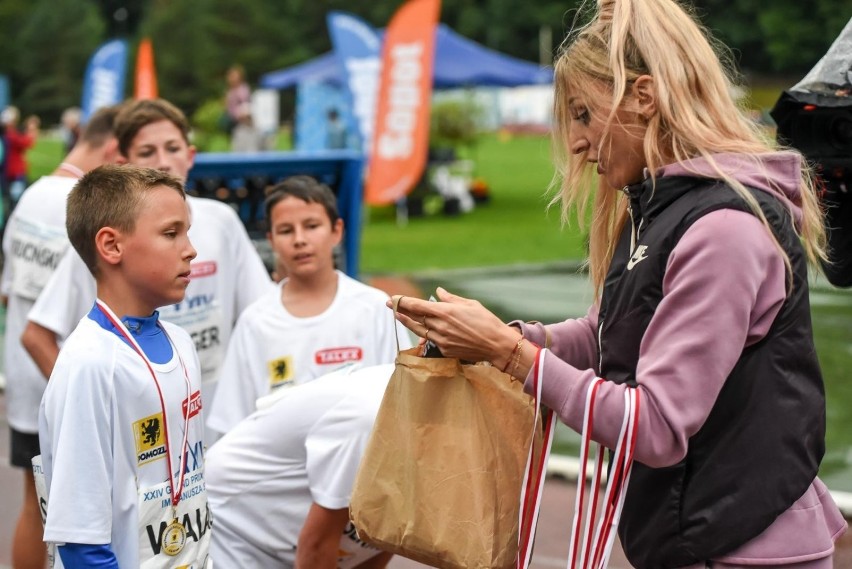 Angelika Cichocka wręczała medale młodym lekkoatletom...